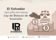 Portada de artículo sobre la Ley de Bancos de Inversión en El Salvador con mapa del país, balanza de justicia, monedas y símbolo de Bitcoin.